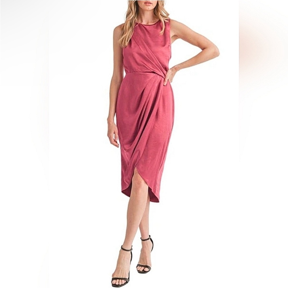 NWT LUSH Sleeveless Pleated Midi Dress In Fuchsia Rose
Size Small